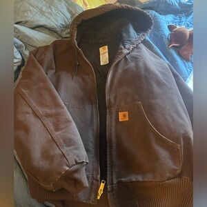 Men’s vintage Carhartt jacket in like new condition!